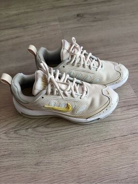 Nike Airmax AP Women's Sneakers